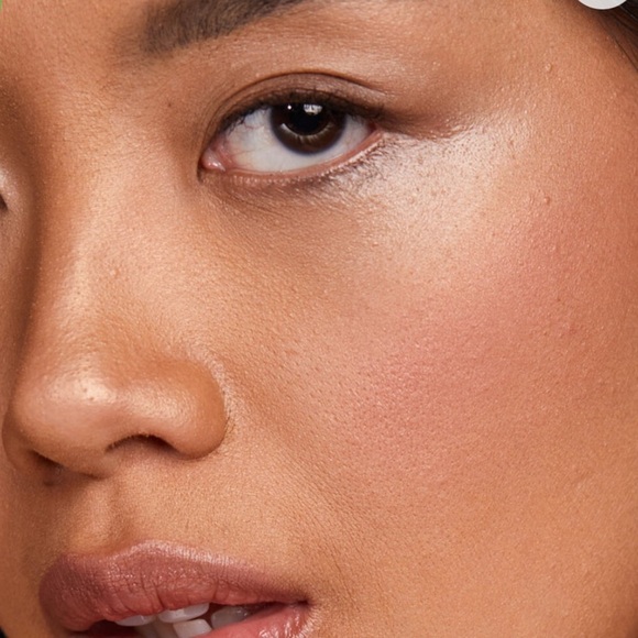 HUDA BEAUTY GloWish Luminous Pressed Powder In 05 Medium - Picture 1 of 12